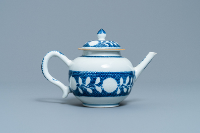 Une th&eacute;i&egrave;re couverte en porcelaine de Chine en bleu et blanc, Yongzheng/Qianlong