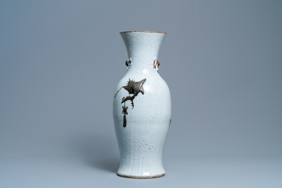 Un vase en porcelaine de Chine dite 'de Nankin' &agrave; d&eacute;cor d'un dragon, Chine, 19&egrave;me