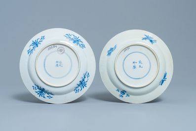 Trois assiettes en porcelaine de Chine en bleu et blanc, marques de Chenghua, Kangxi
