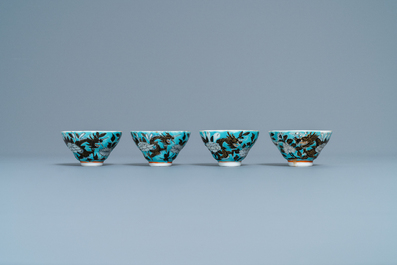 Vier koppen en schotels met Dayazhai-stijl decor van draken op blauwe fond, 19e eeuw