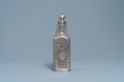 Een opengewerkte zilveren fles met glazen inzet, Qajar, Iran, 19e eeuw