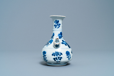 Een Chinese blauw-witte kendi, Kangxi