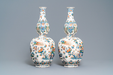 Une paire de grands vases en fa&iuml;ence de Delft en palette cachemire, vers 1700