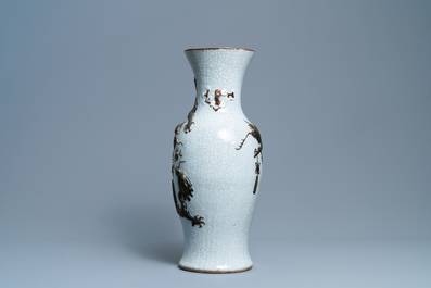 Un vase en porcelaine de Chine dite 'de Nankin' &agrave; d&eacute;cor d'un dragon, Chine, 19&egrave;me