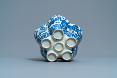 Un vase de type tulipi&egrave;re en porcelaine de Chine en bleu et blanc, 19&egrave;me