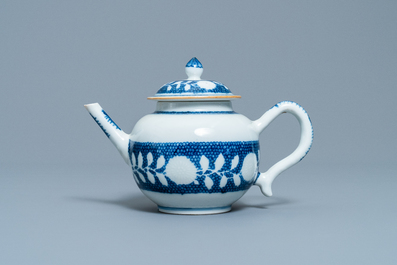 Een Chinese blauw-witte theepot met onderglazuur decor, Yongzheng/Qianlong