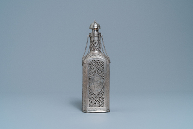 Een opengewerkte zilveren fles met glazen inzet, Qajar, Iran, 19e eeuw