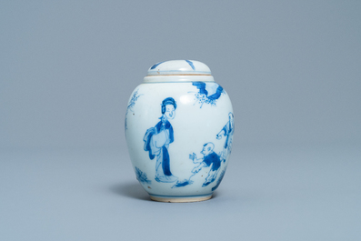 Een Chinese blauw-witte theebus met deksel met spelende jongens, Kangxi