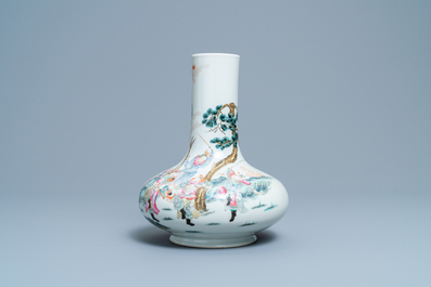 Un vase de forme bouteille en porcelaine de Chine famille rose, marque de Qianlong, R&eacute;publique