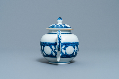 Une th&eacute;i&egrave;re couverte en porcelaine de Chine en bleu et blanc, Yongzheng/Qianlong