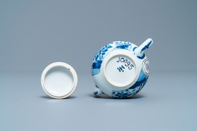 Une th&eacute;i&egrave;re miniature en porcelaine de Chine en bleu et blanc, marque Yu, Kangxi