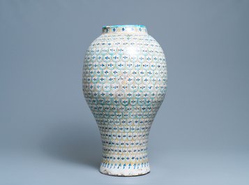 Un grand vase en c&eacute;ramique polychrome, Maroc ou Tun&eacute;sie, vers 1900