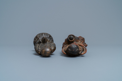 Twee Chinese gelakte en vergulde bronzen figuren, Ming