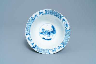 Een Chinese blauw-witte 'Romance of the Western Chamber' klapmuts kom, Chenghua merk, Kangxi
