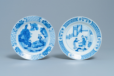 Trois assiettes en porcelaine de Chine en bleu et blanc, marques de Chenghua, Kangxi