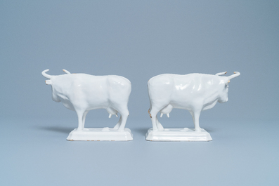 Une paire de vaches sur tertres en fa&iuml;ence blanche de Delft, 18&egrave;me