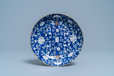 Een paar Chinese famille rose 'millefleurs' borden en een bord met blauwe fondkleur, 19/20e eeuw