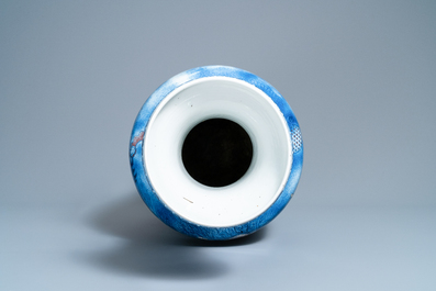 Un grand vase en porcelaine de Chine en bleu, blanc et rouge de cuivre, Jiaqing