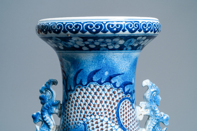 Un grand vase en porcelaine de Chine en bleu, blanc et rouge de cuivre, Jiaqing