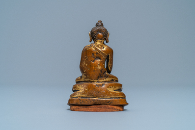 Une figure du Bouddha Shakyamuni en bronze dor&eacute;, Sino-Tibet, Ming