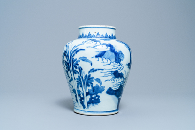 Un vase en porcelaine de Chine en bleu et blanc &agrave; d&eacute;cor de figures, Kangxi