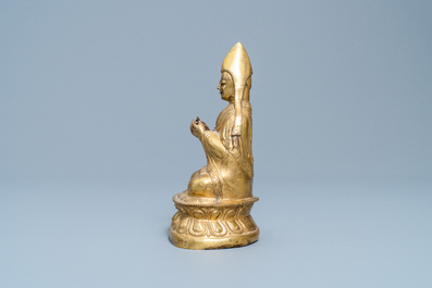 Een Sino-Tibetaanse verguld bronzen figuur van een Lama, Ming