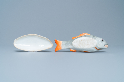 Une terrine couverte en forme de poisson en porcelaine de Chine, Qianlong