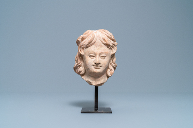 Een terracotta mannenhoofd in hellenistische stijl, India, Gandhara, 2e/4e eeuw