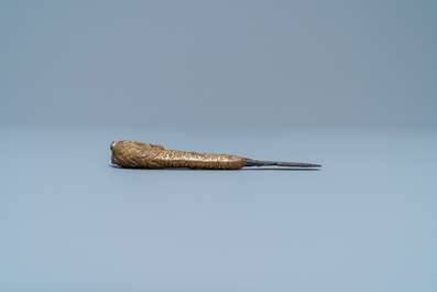 Une manche de couteau en forme de cheval en bronze dor&eacute;, Sino-Tibet, Ming