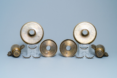 Een paar Japanse met goud, zilver en koper ingelegde bronzen usubata vazen, Meiji, 19e eeuw