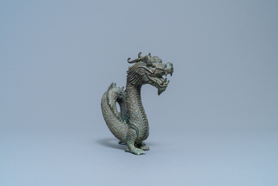 Een Chinees bronzen model van een draak, 19/20e eeuw