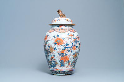 A large Chinese Imari-style vase and cover, Kangxi
