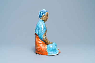 Trois figures de Bodhisattva en porcelaine de Chine dor&eacute; et polychrome, Qianlong/Jiaqing