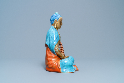 Trois figures de Bodhisattva en porcelaine de Chine dor&eacute; et polychrome, Qianlong/Jiaqing