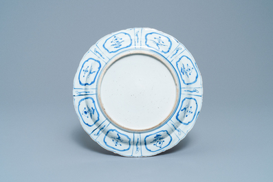 Un plat en porcelaine de Chine en bleu et blanc de type kraak &agrave; d&eacute;cor d'un lettr&eacute;, Wanli