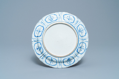 Un plat en porcelaine de Chine en bleu et blanc de type kraak &agrave; d&eacute;cor d'un lettr&eacute;, Wanli