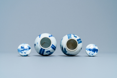 Een paar Chinese blauw-witte theebussen met deksels, Kangxi