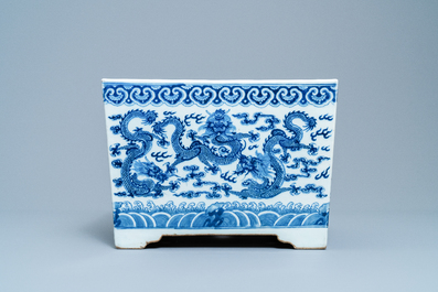 A square Chinese blue and white 'dragon' jardini&egrave;re, 19th C.