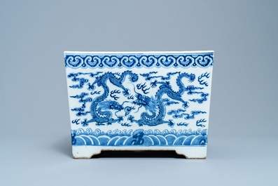 Een Chinese vierkante blauw-witte 'draken' jardini&egrave;re, 19e eeuw