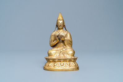 Een Sino-Tibetaanse verguld bronzen figuur van een Lama, Ming
