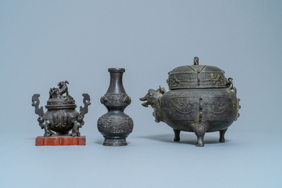 Twee Chinese bronzen wierookbranders, een spiegel en een vaas, Ming en later