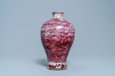 Un vase de forme meiping de type junyao, Yuan ou Ming