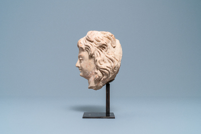 Une t&ecirc;te de personnage masculin en terre cuite de style hell&eacute;nistique, Inde, Gandhara, 2&egrave;me/4&egrave;me