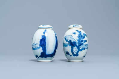 Une paire de bo&icirc;tes &agrave; th&eacute; en porcelaine de Chine en bleu et blanc, Kangxi