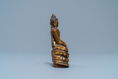 Een Sino-Tibetaanse verguld bronzen figuur van Boeddha Shakyamuni, Ming