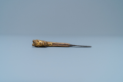 Une manche de couteau en forme de cheval en bronze dor&eacute;, Sino-Tibet, Ming