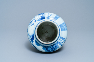 Un vase en porcelaine de Chine en bleu et blanc &agrave; d&eacute;cor de figures, Kangxi
