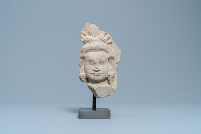 Un fragment d'un Apsara en pierre, Cambodge, Khmer, art Bayon, 10/12&egrave;me