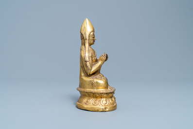 Une figure d'un Lama en bronze dor&eacute;, Sino-Tibet, Ming