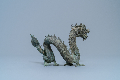 A Chinese bronze model of a dragon, 19/20th C.